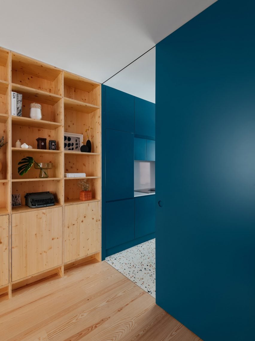 Sliding door into kitchen at São Sebastião 123 in Portugal