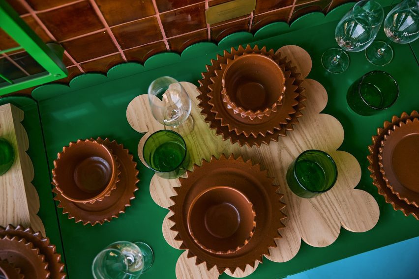 Spiky ceramic tableware