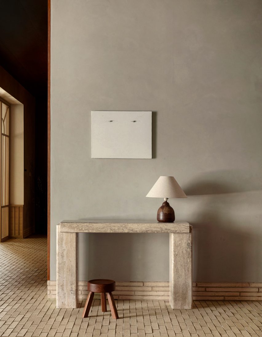 Side table and lamp in Puro Warsaw hotel reception
