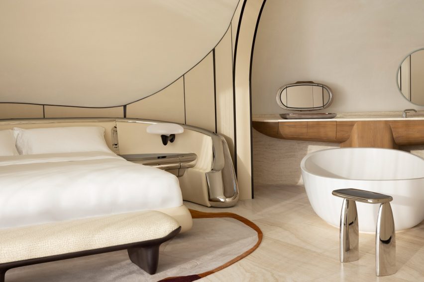 Bed fram in curved pod