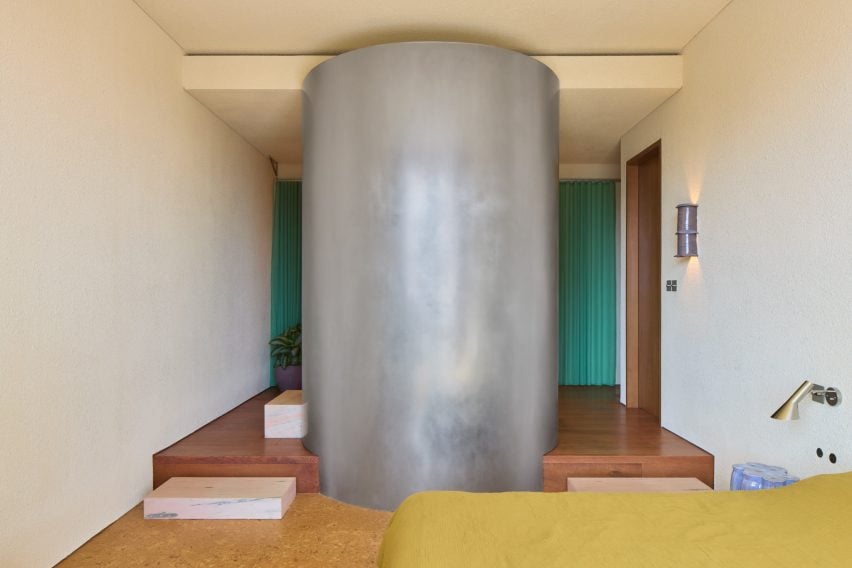 Shower-bathtub in Dubai apartment