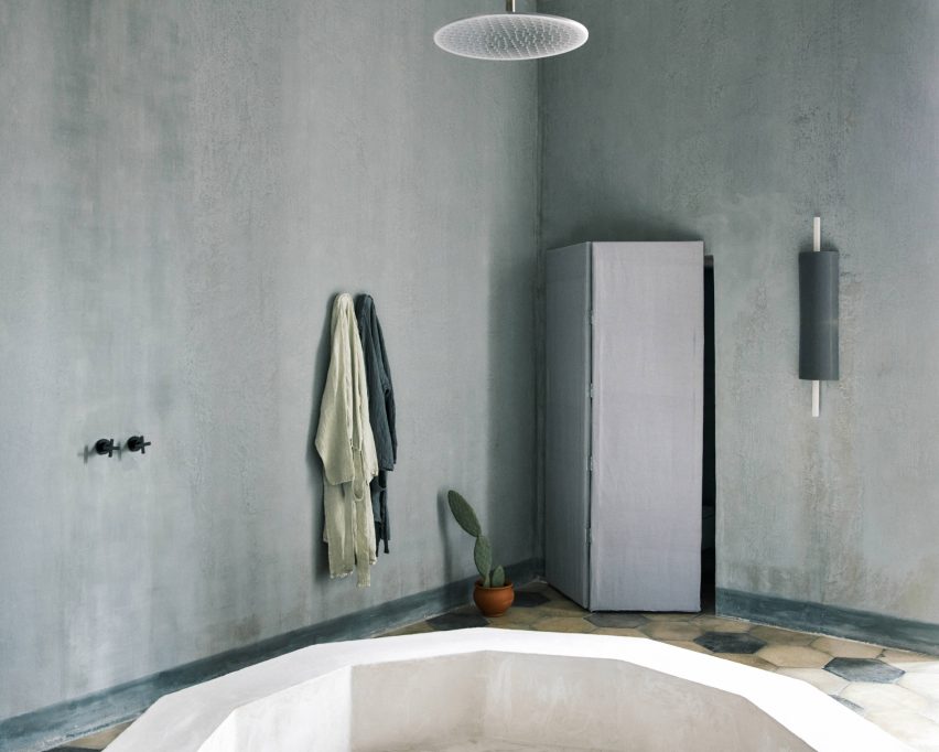 Bathtub in suite of Palazzo Daniele by Palomba Serafini Associati