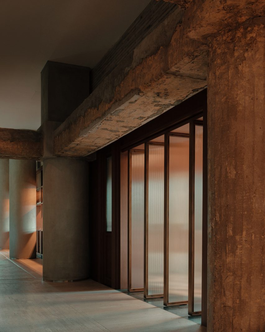Glass partitions in the Telegraph Hotel