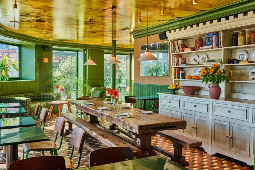 Green walls at Deux Gares Express