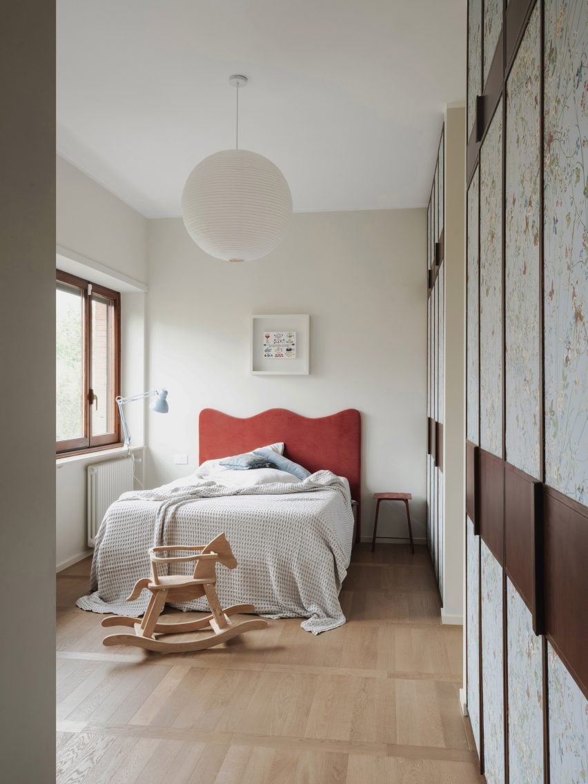 Children's bedroom with wallpaper in revamp of 1960s villa by StudioTamat