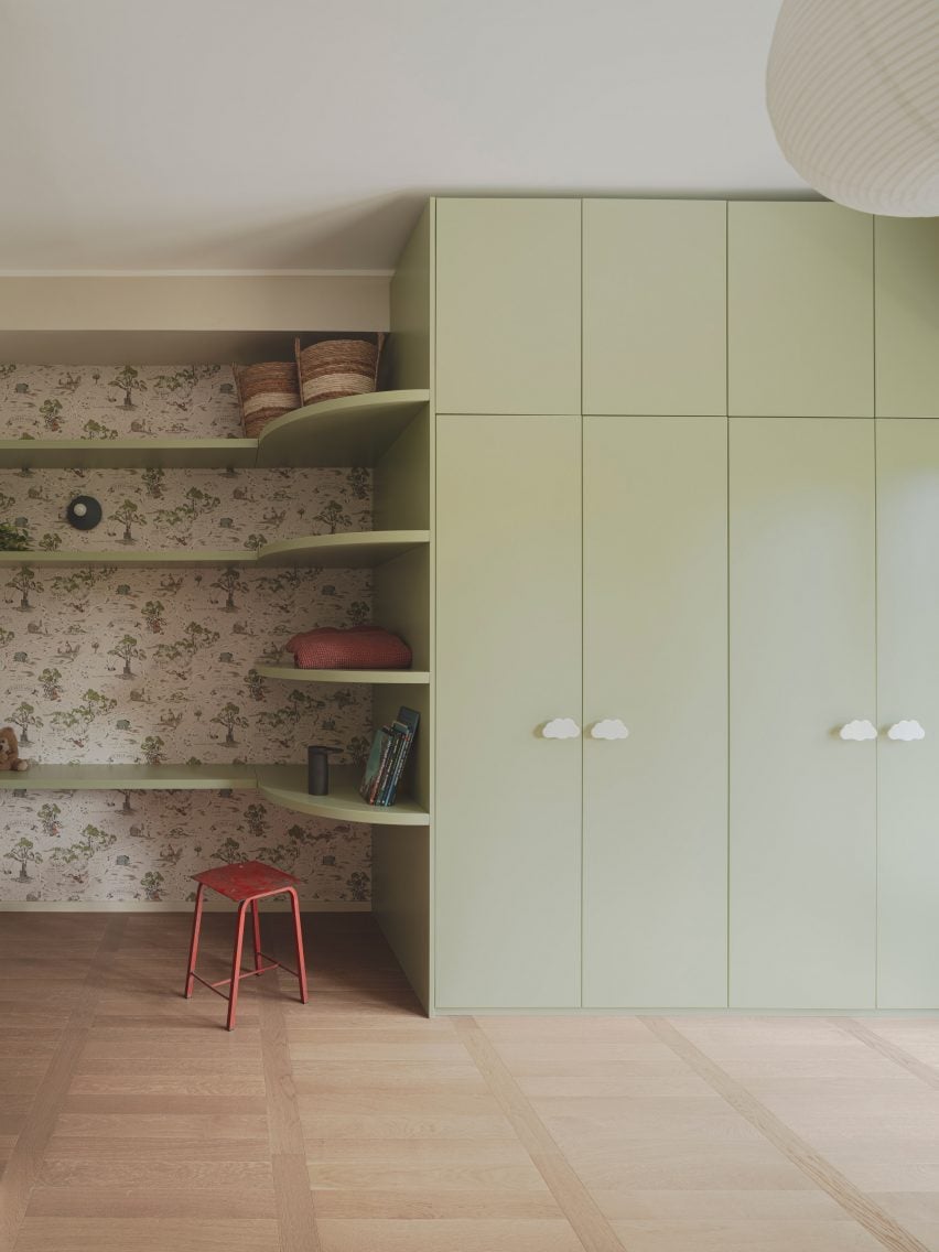 Children's bedroom with wallpaper in revamp of 1960s villa by StudioTamat