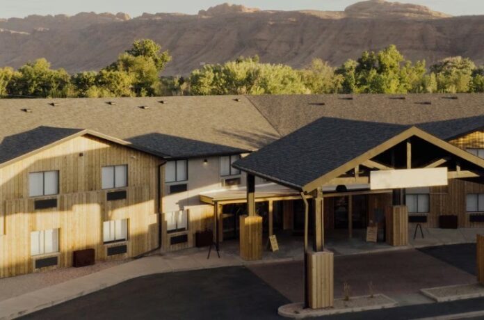 Slackline Moab, Outset Collection by Hilton Slackline Moab, Outset Collection by Hilton