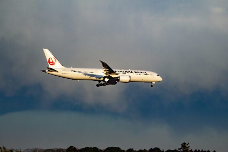 Matt Drinkwater Explores 17-Hour Qantas Flight Experience and Discusses Future of Air Travel with Paul