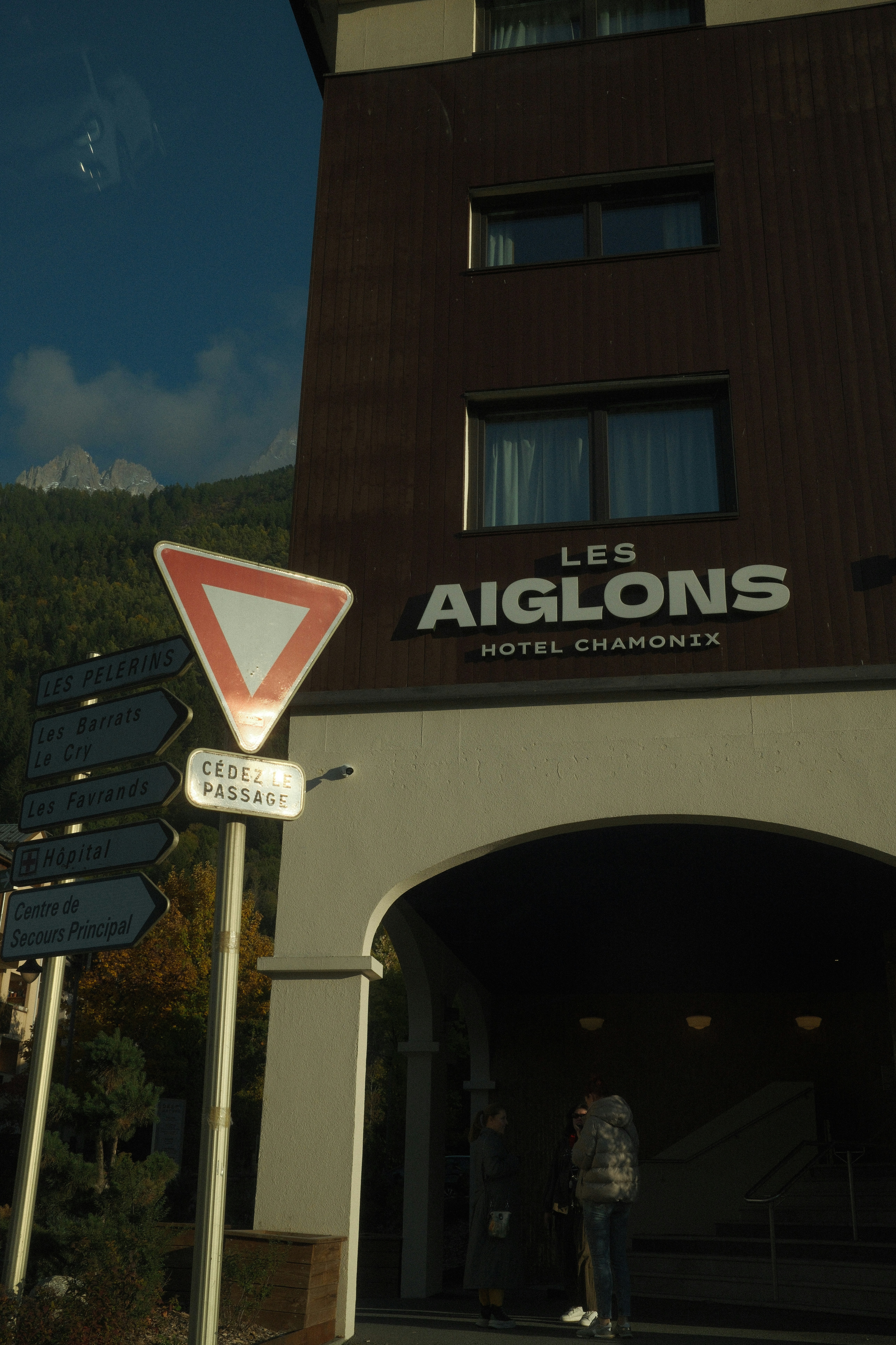 AI Directs Over 50% of Hotel Searches to OTAs, Boosting Booking.com Citations on ChatGPT and Gemini