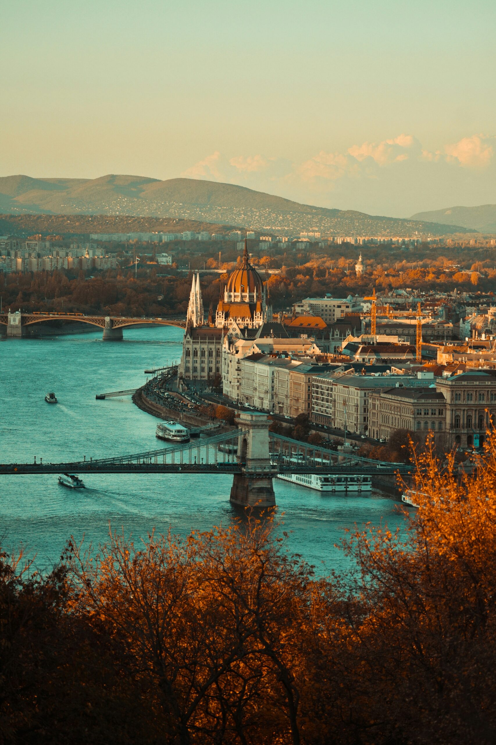 Europe, May 2026: the final in Budapest and the start of the peak season mask the decline of the western heartland