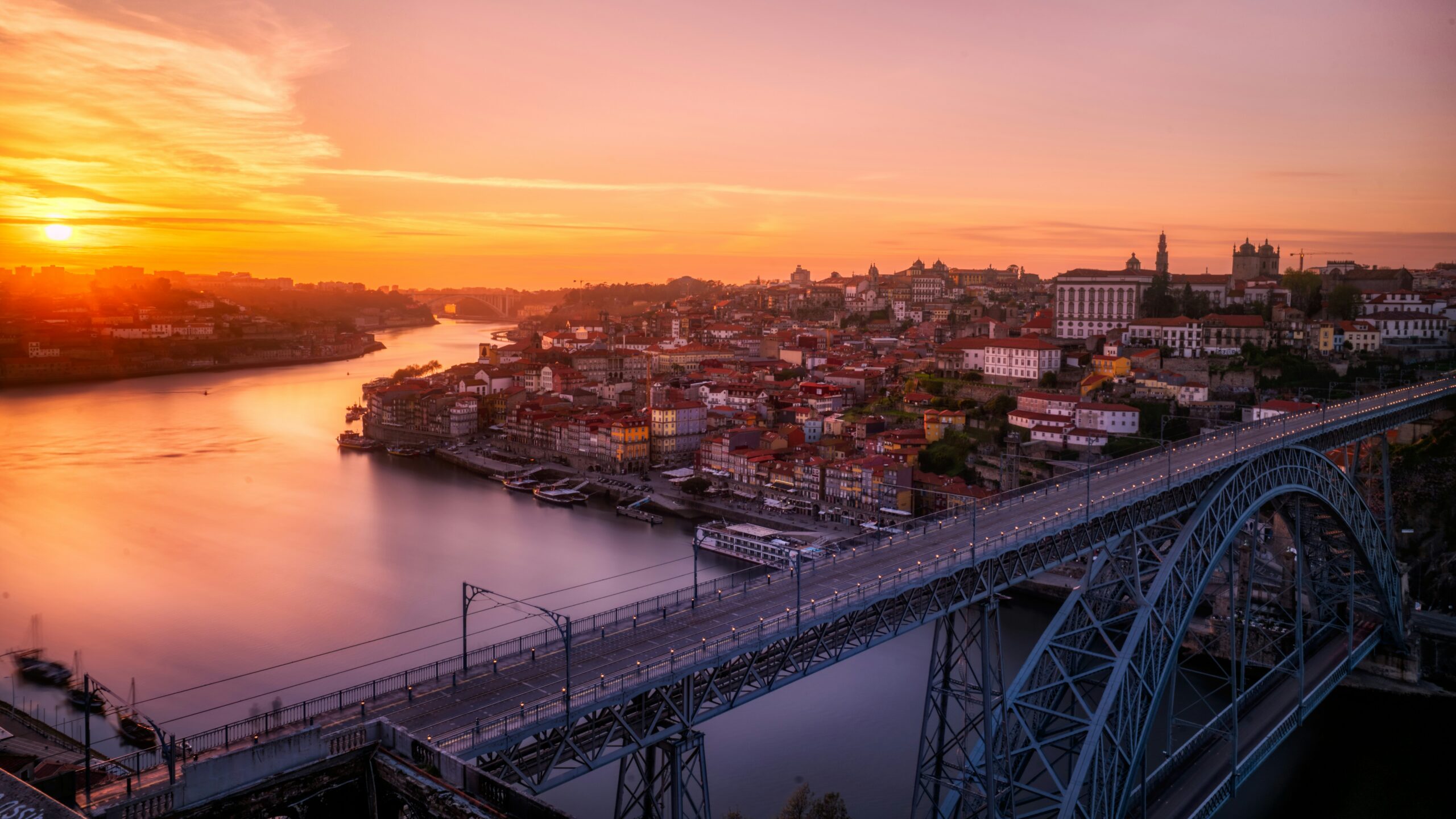 Porto's Port Renaissance: Cockburn's Drives New Trend with Innovative Flavors and Modern Drinking Culture