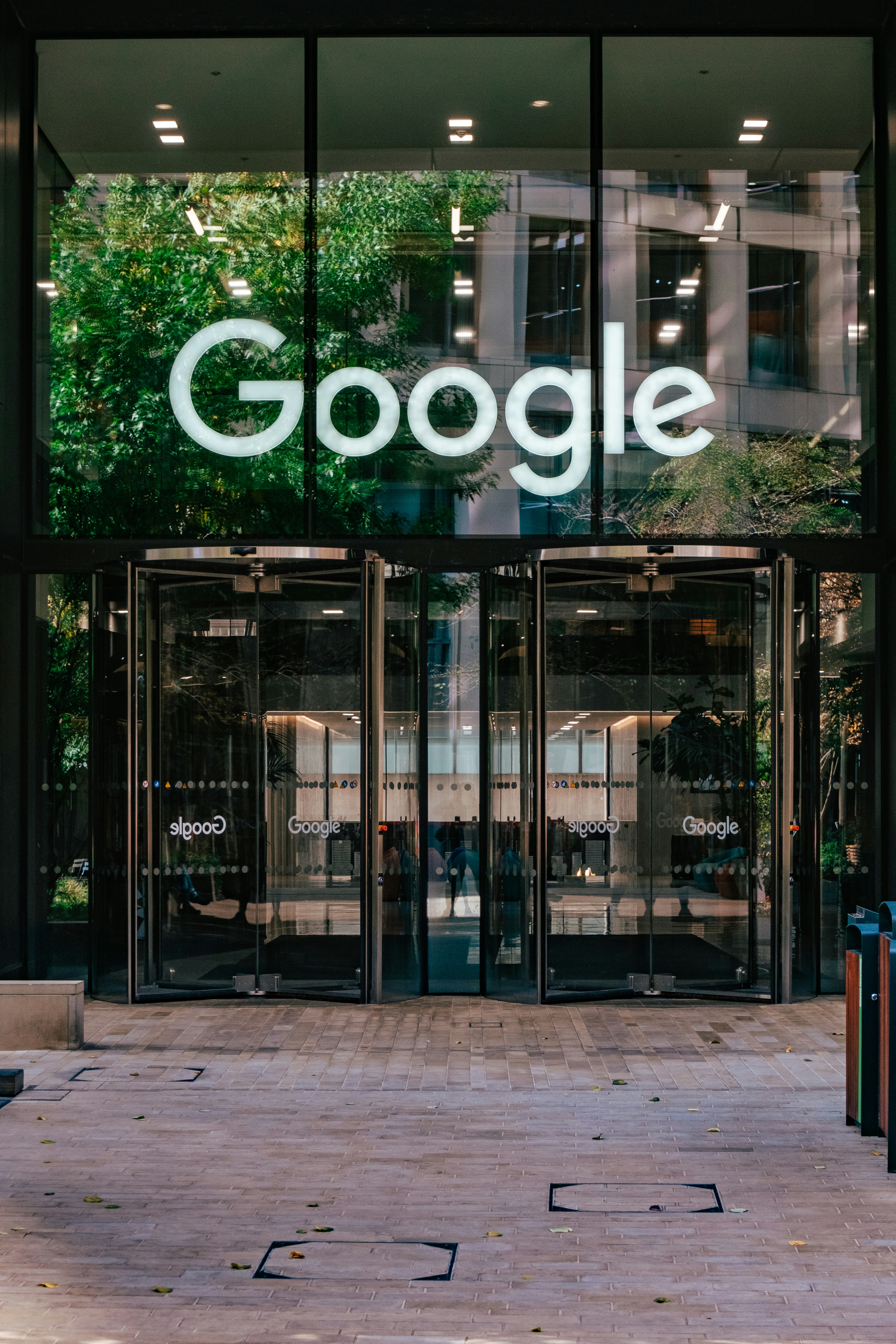 Google Initiates AI-Driven Hotel Booking Test in the U.S. with Amadeus, Partners with Booking Holdings