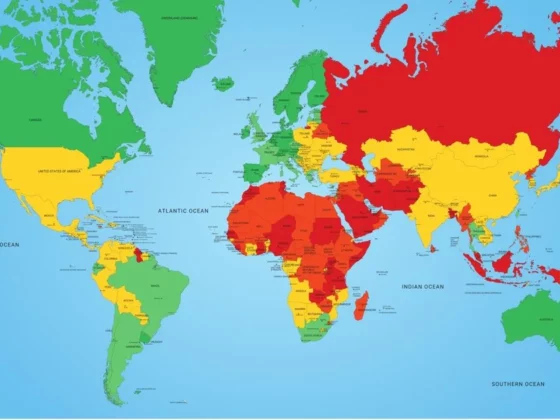 World map color-coded by country risk levels from red (very high) to dark green (very low) with a legend bottom-left.