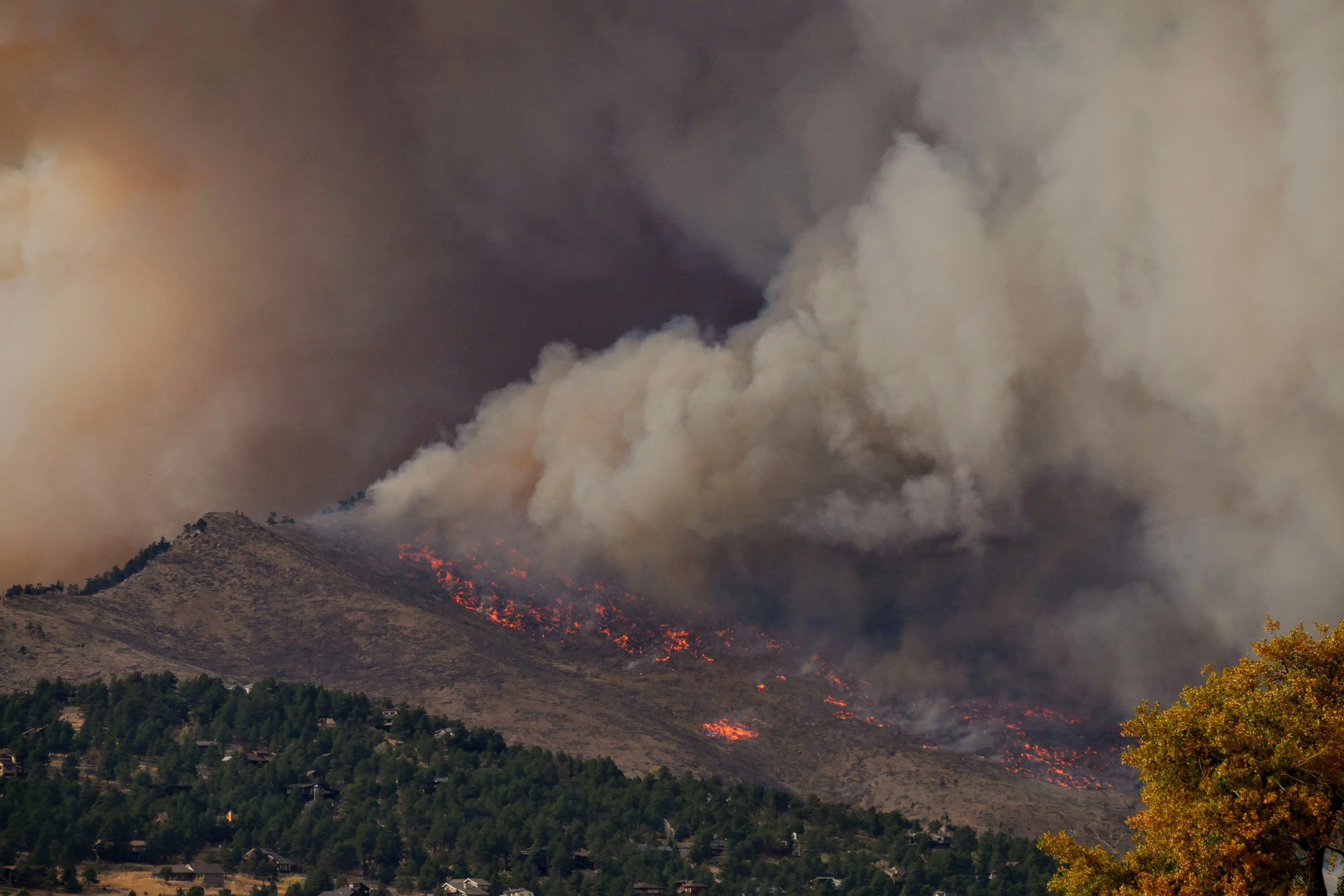 Wildfires in Saumos Halt Gironde Tourism, Causing €2-5 Million Weekly Losses and Mass Evacuations